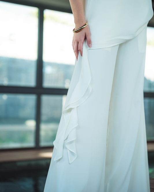 Ensemble blanc cassé top asymétrique en dentelle et pantalon large