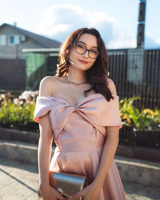 Robe de cérémonie rose poudré satinée à épaules dénudées et jupe asymétrique