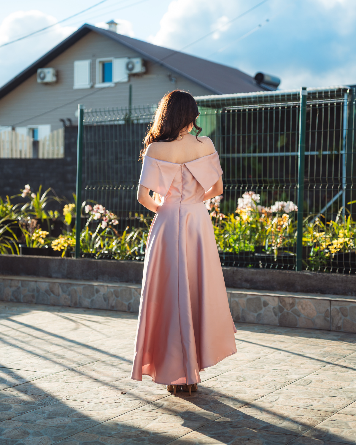Robe de cérémonie rose poudré satinée à épaules dénudées et jupe asymétrique