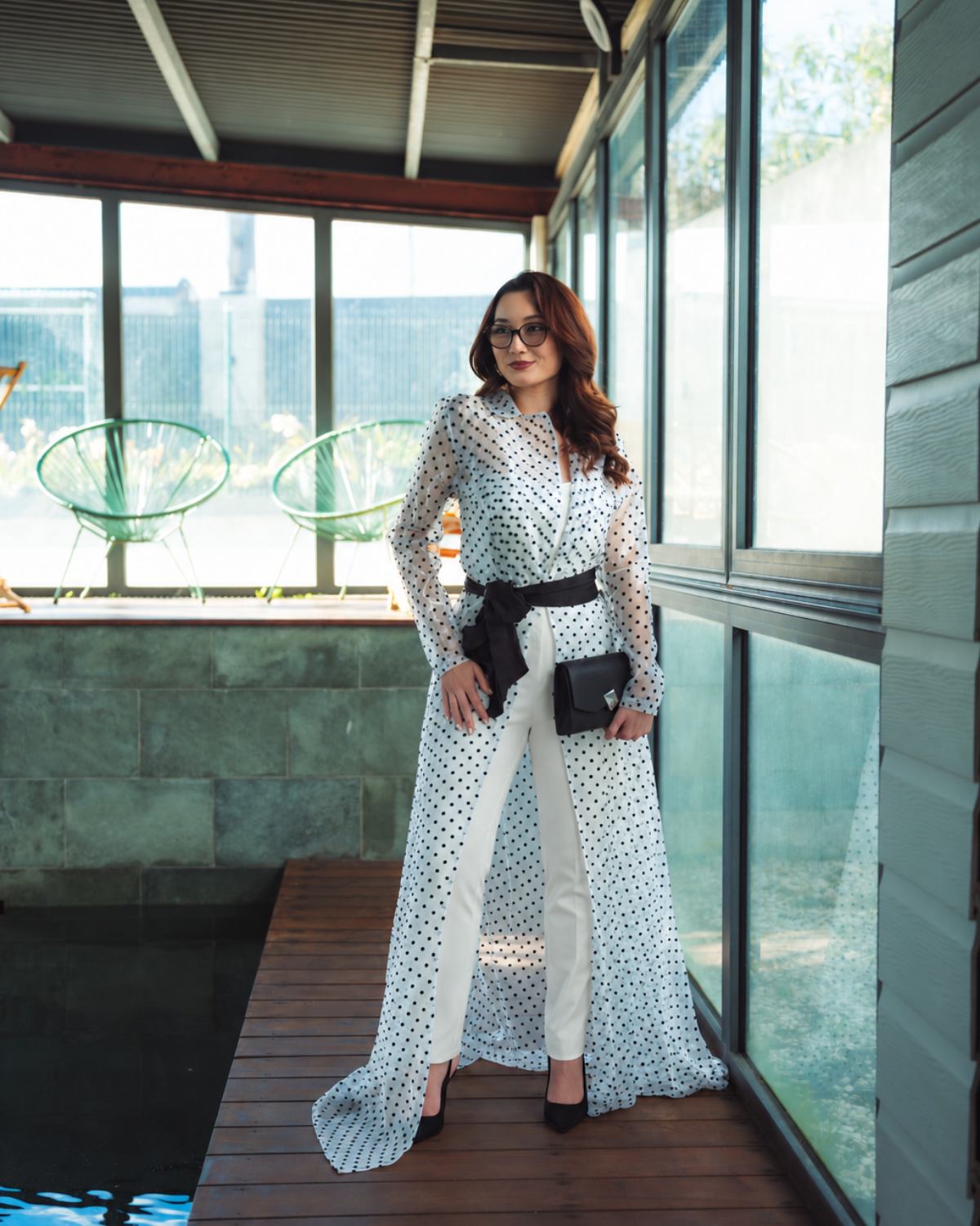 Ensemble combinaison pantalon blanche et long kimono transparent à pois noirs avec ceinture