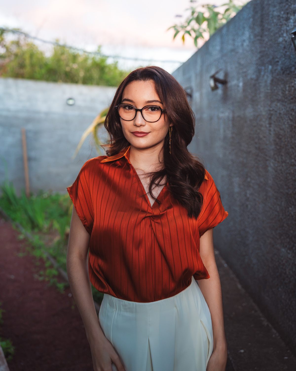 Blouse satinée rouille à fines rayures lurex, col polo et manches courtes