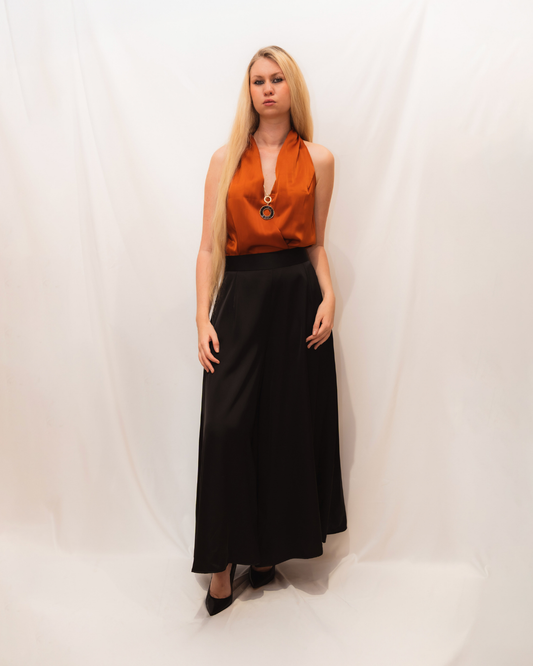 Top fluide satiné sans manches à col drapé