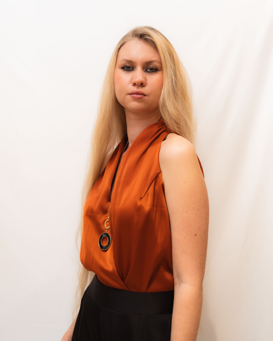 Top fluide satiné sans manches à col drapé