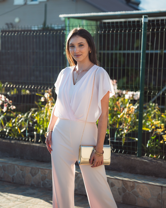 Combinaison pantalon rose poudré à haut cache-cœur voilé et jambes larges