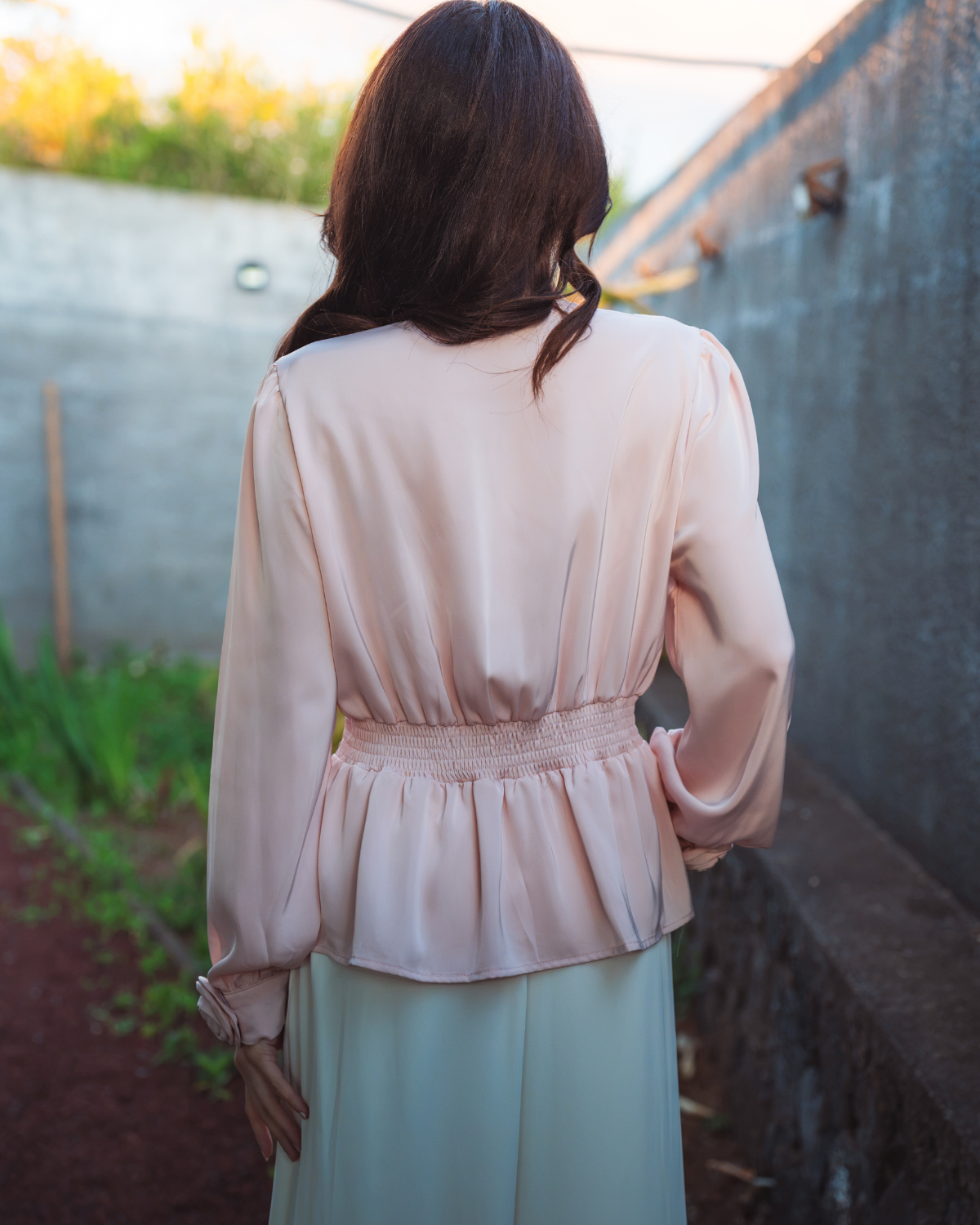 Blouse cache-cœur satinée rose poudré à boutons perles et manches longues