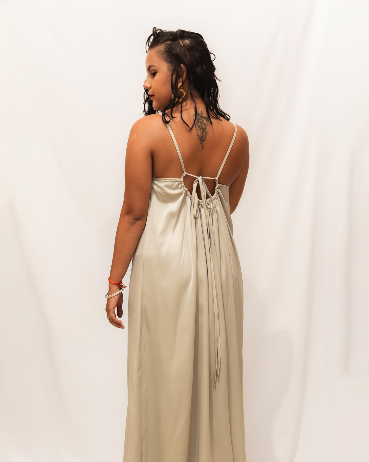 Robe longue sans manche effet satiné