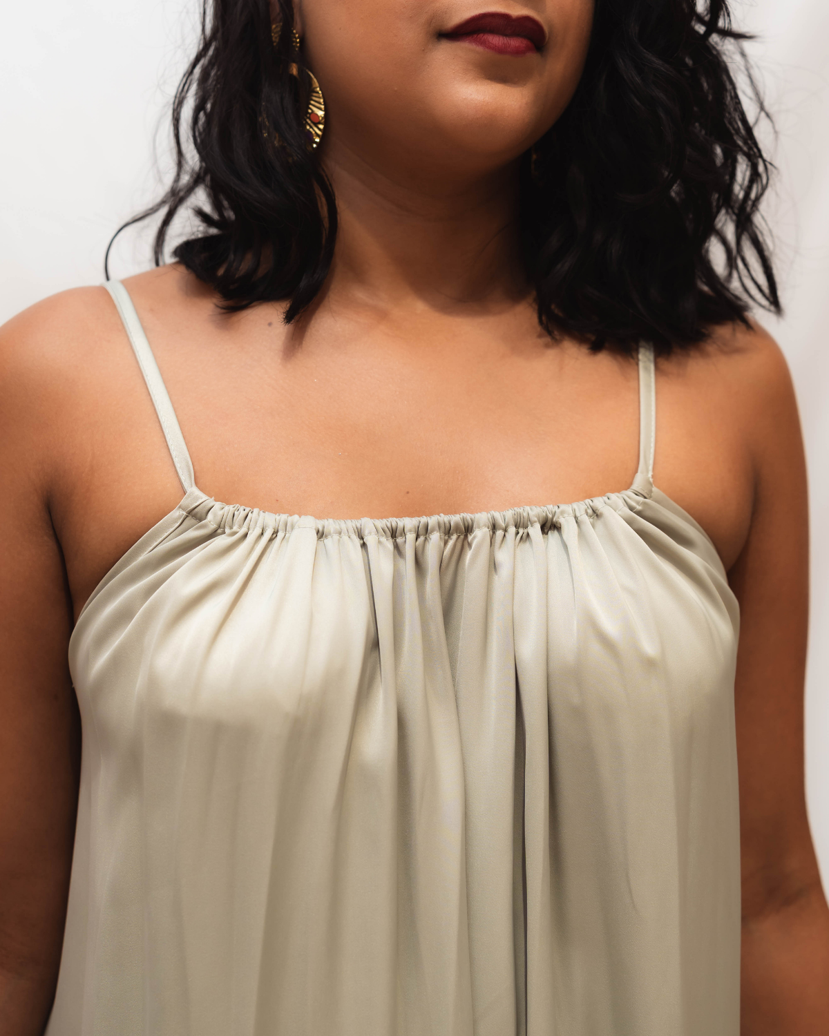 Robe longue sans manche effet satiné