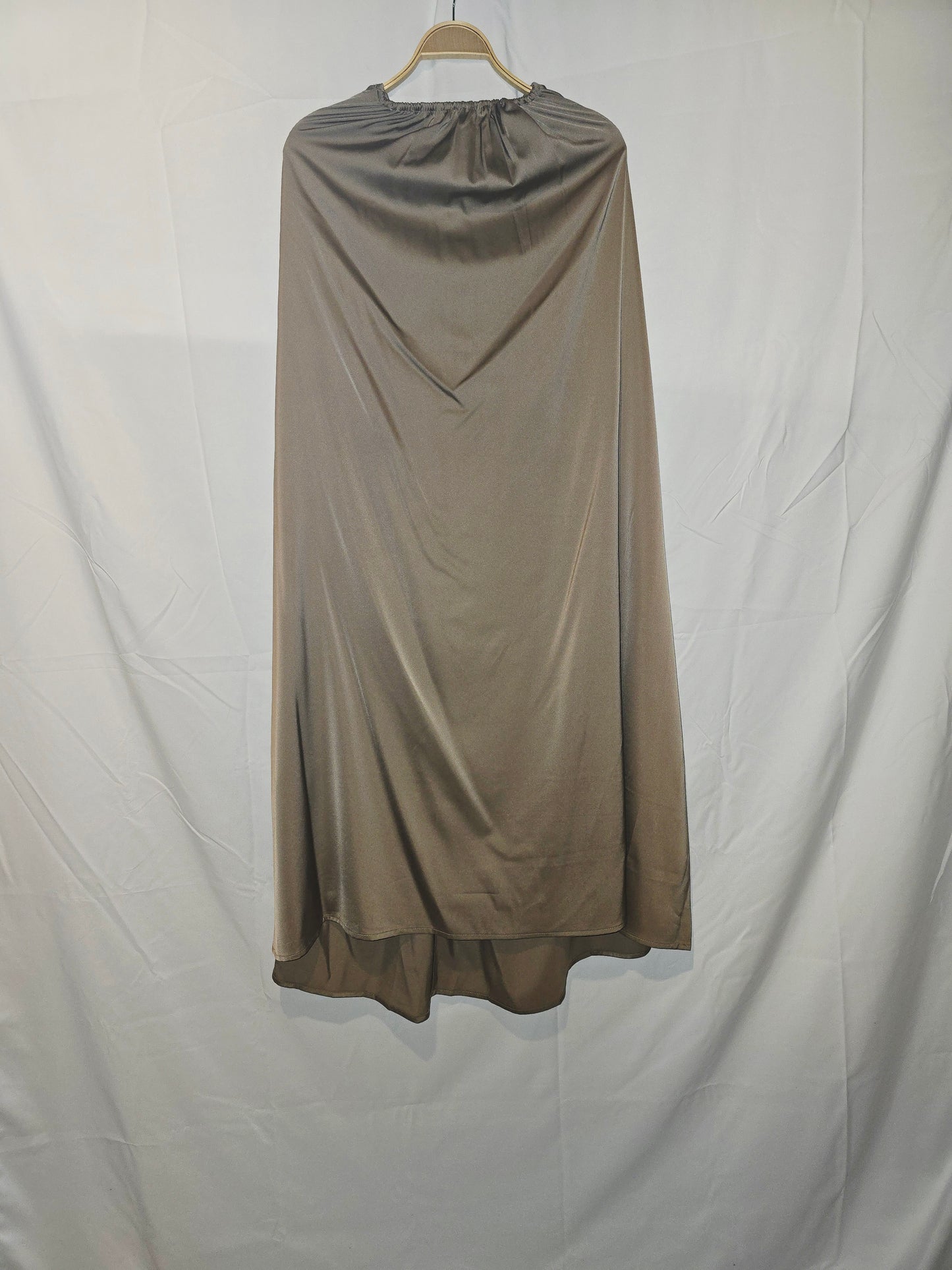 Robe longue sans manche effet satiné