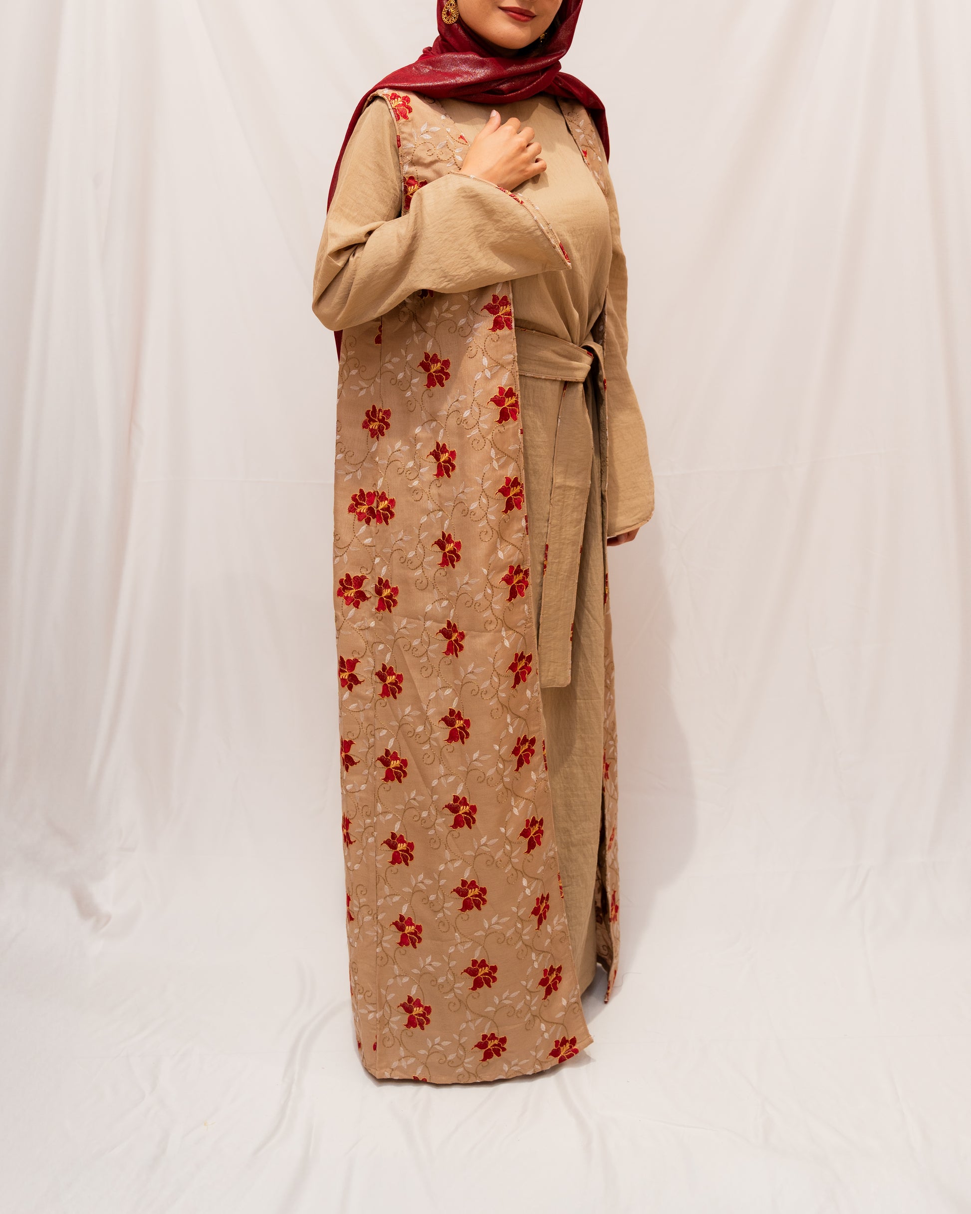 Femme portant une robe : robe longue avec kimono