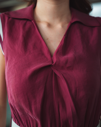 Robe mi-longue  col polo avec ceinture blanche et fente latérale