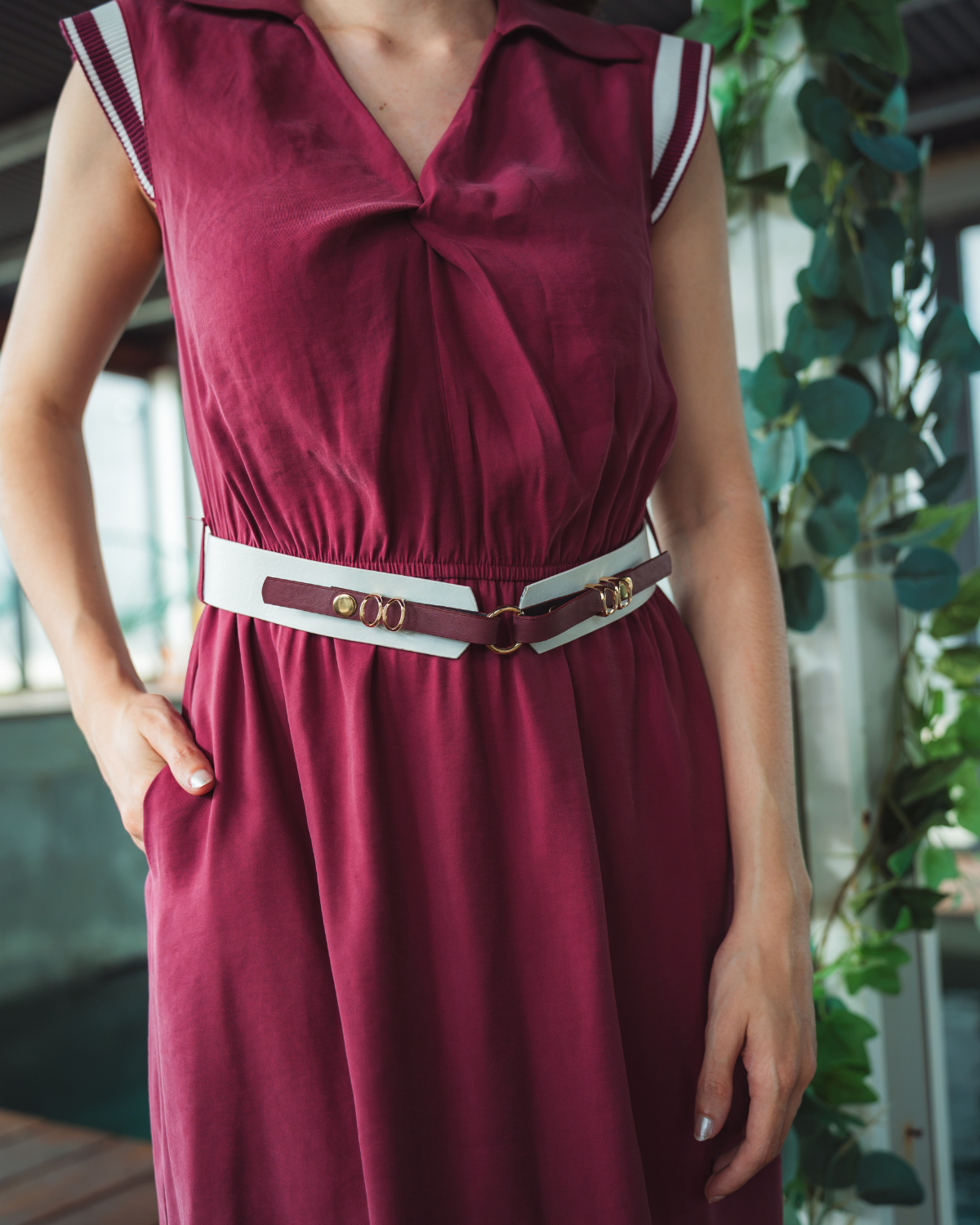 Robe mi-longue  col polo avec ceinture blanche et fente latérale