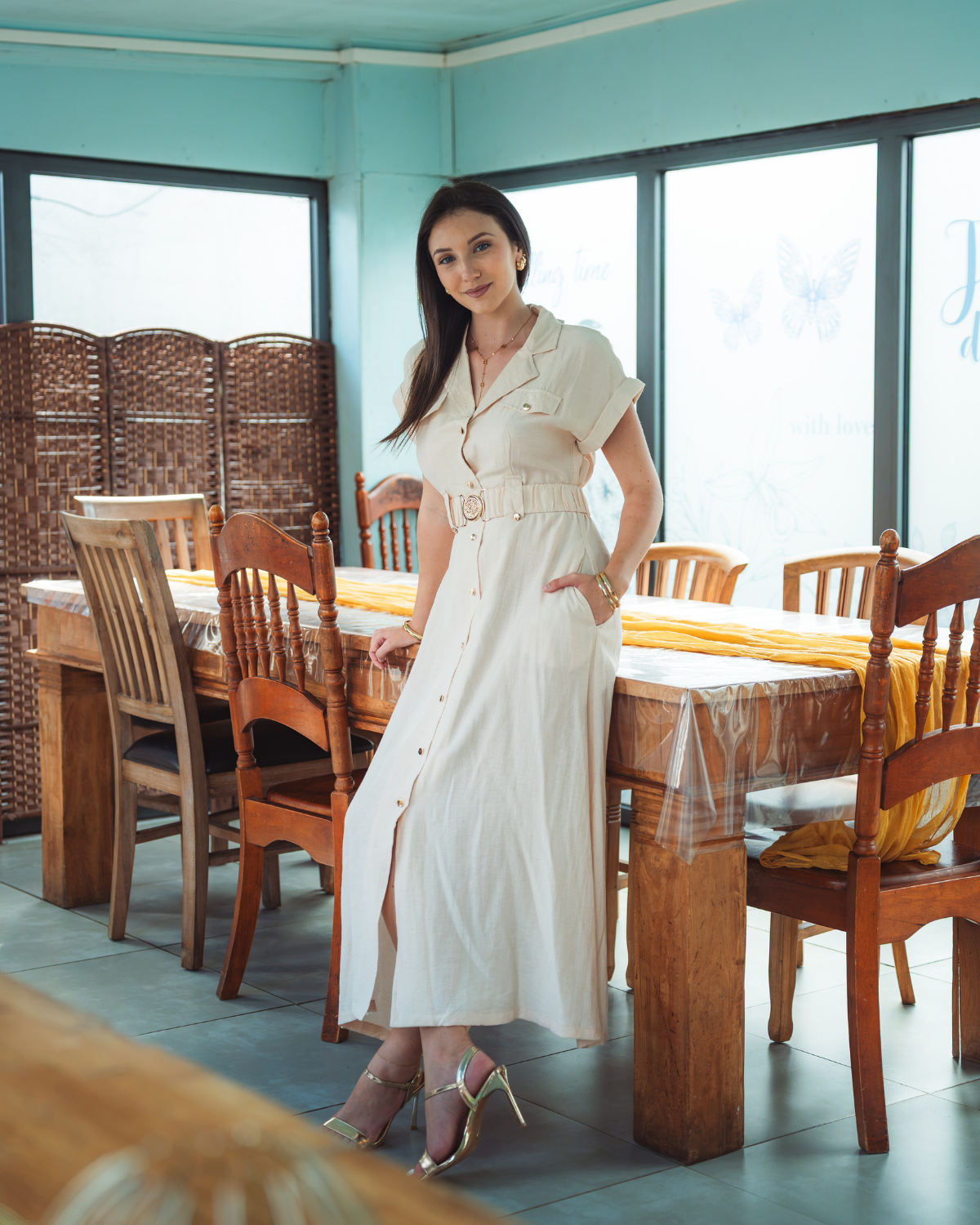 Robe longue beige style saharienne boutonnée avec ceinture dorée