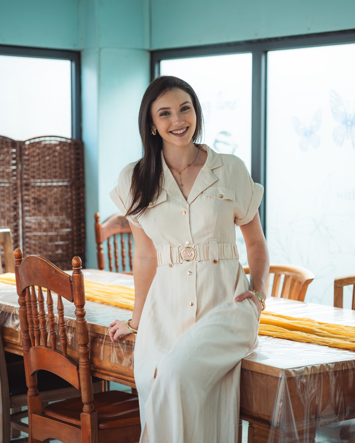Robe longue beige style saharienne boutonnée avec ceinture dorée