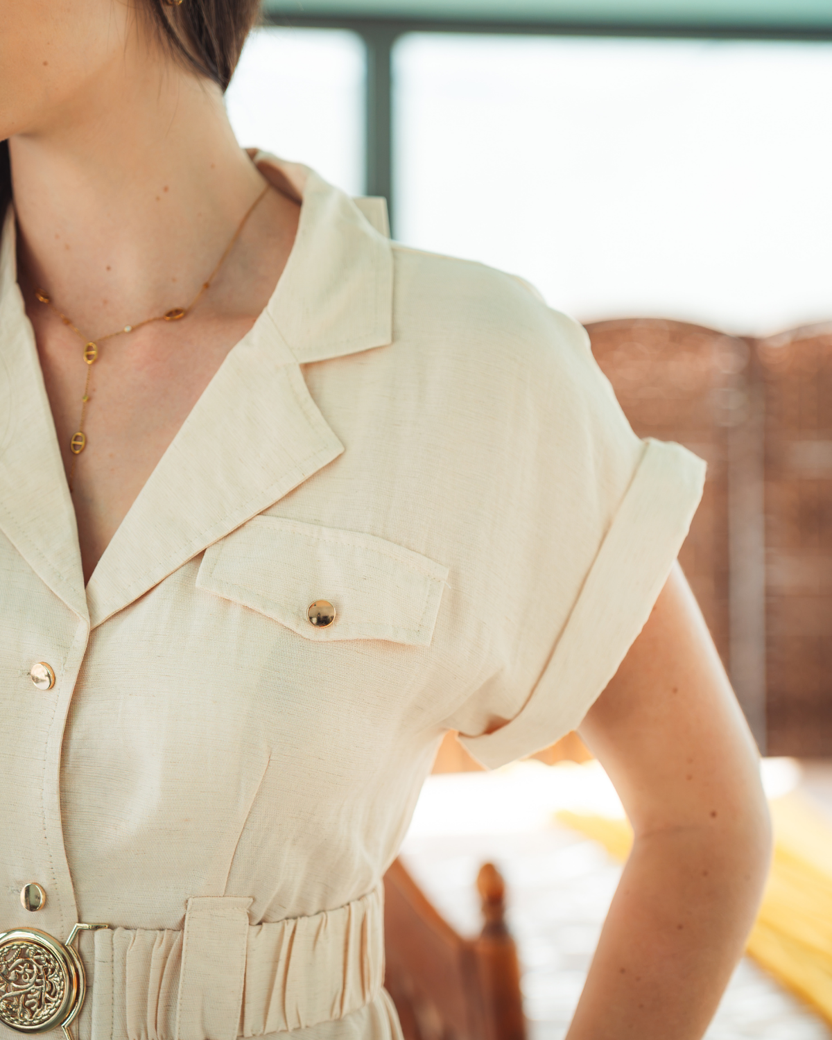 Robe longue beige style saharienne boutonnée avec ceinture dorée