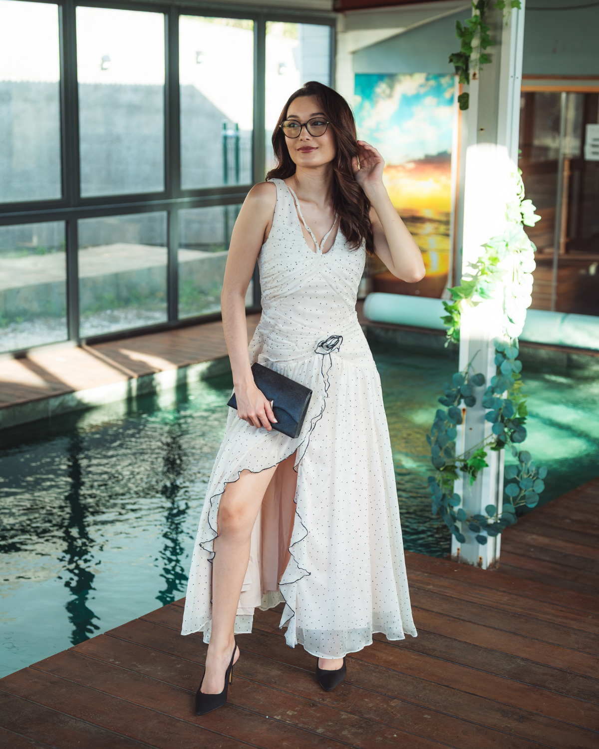 Robe longue blanc cassé à pois noirs avec volants, fente et fleur en tissu