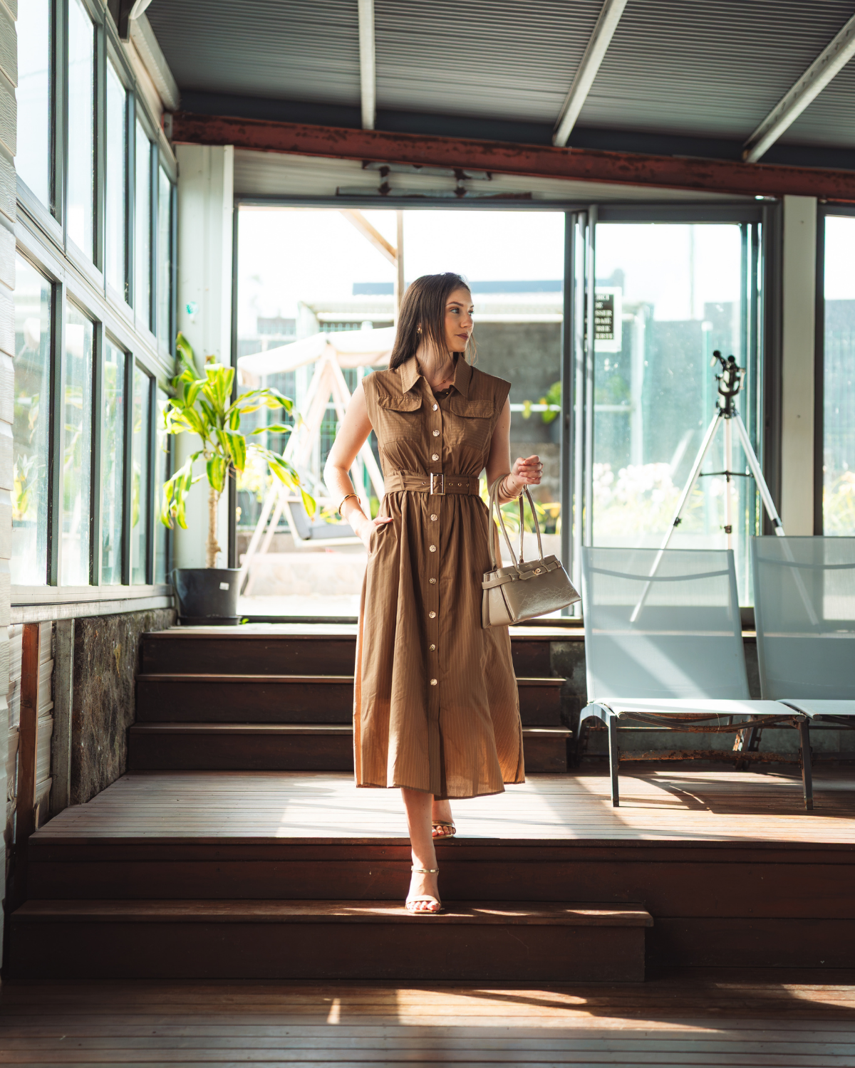 Robe chemise longue camel sans manches boutonnée avec ceinture et poches
