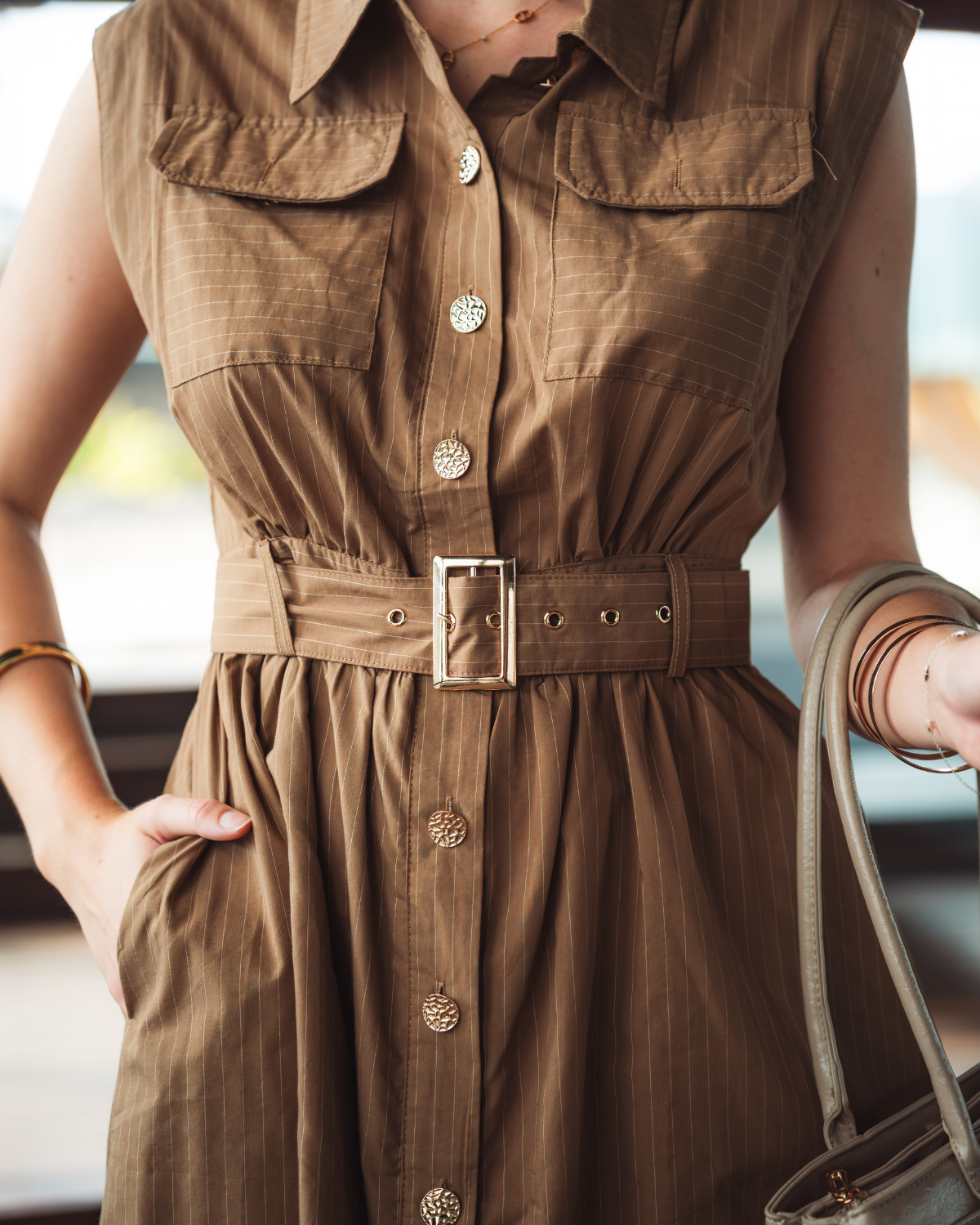Robe chemise longue camel sans manches boutonnée avec ceinture et poches