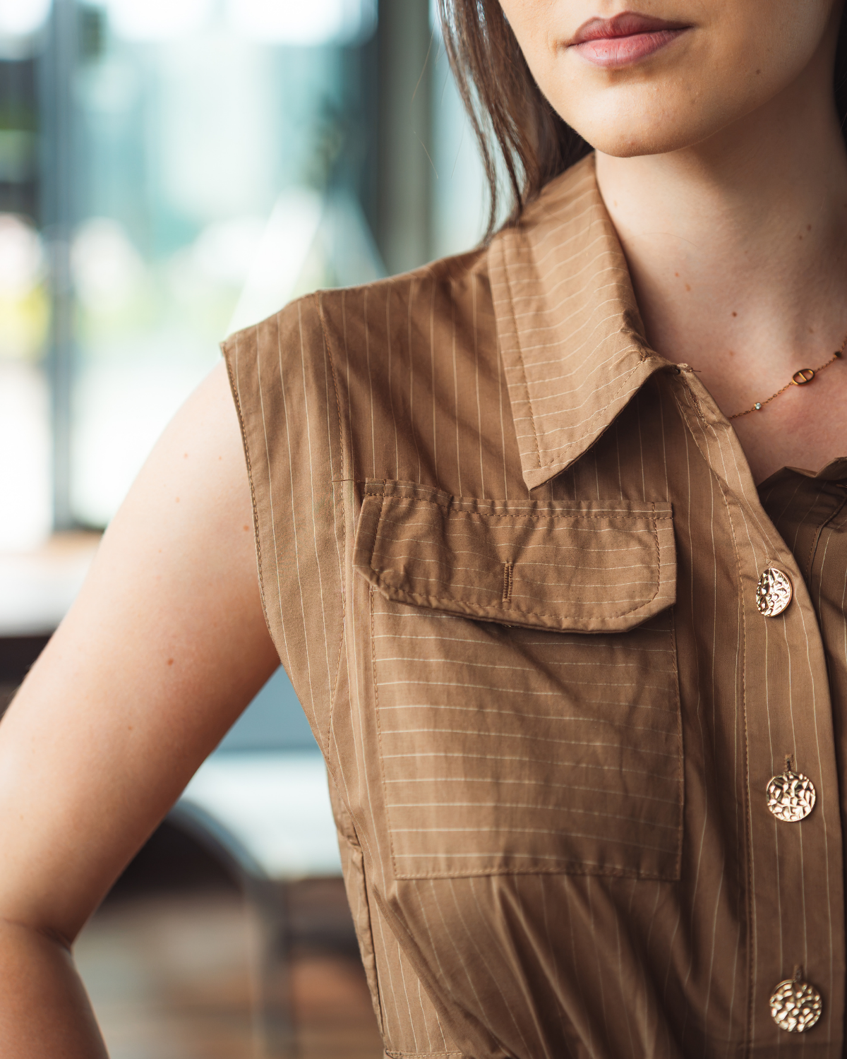 Robe chemise longue camel sans manches boutonnée avec ceinture et poches