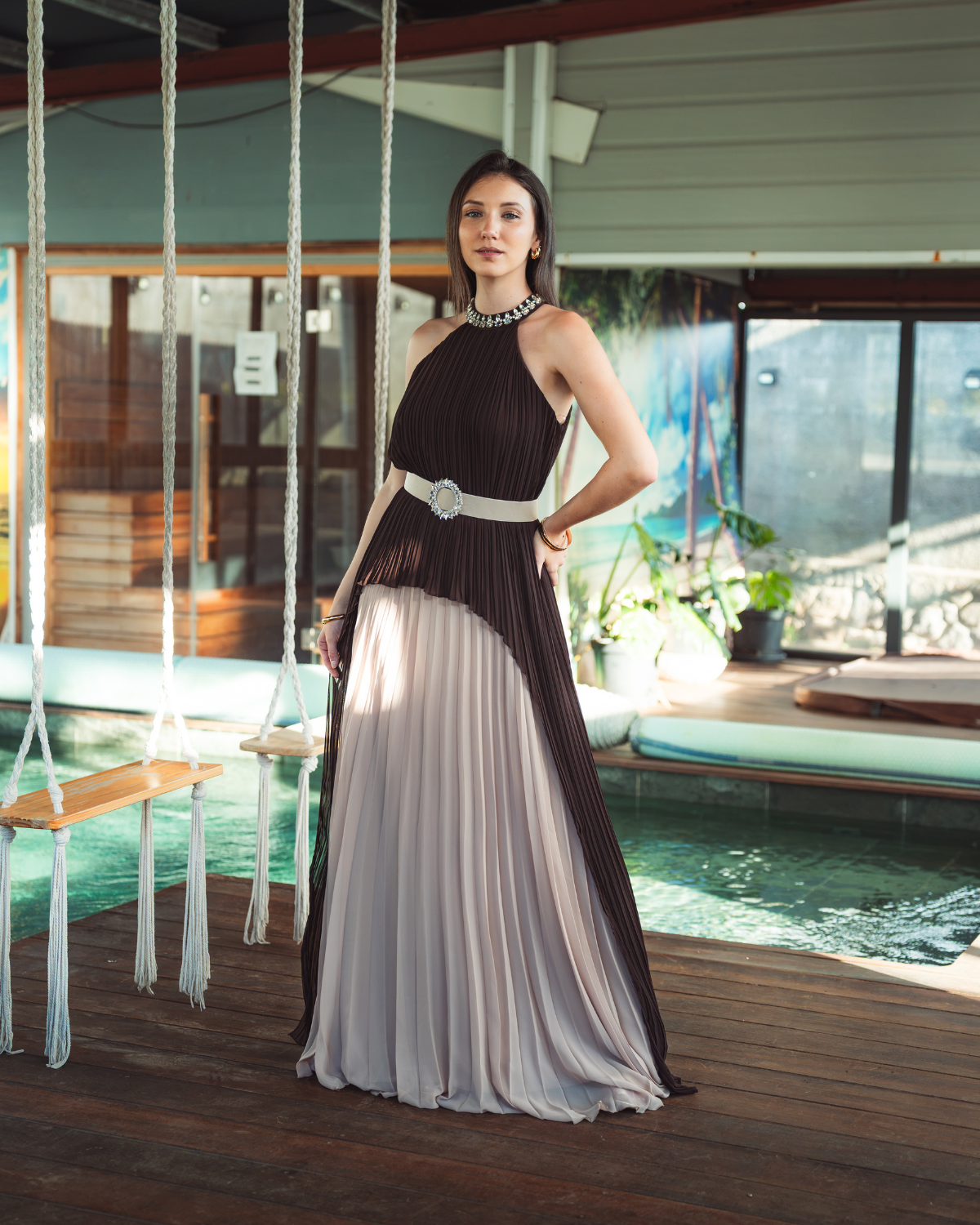 Robe longue plissée bicolore chocolat et taupe clair avec col bijou et ceinture strass