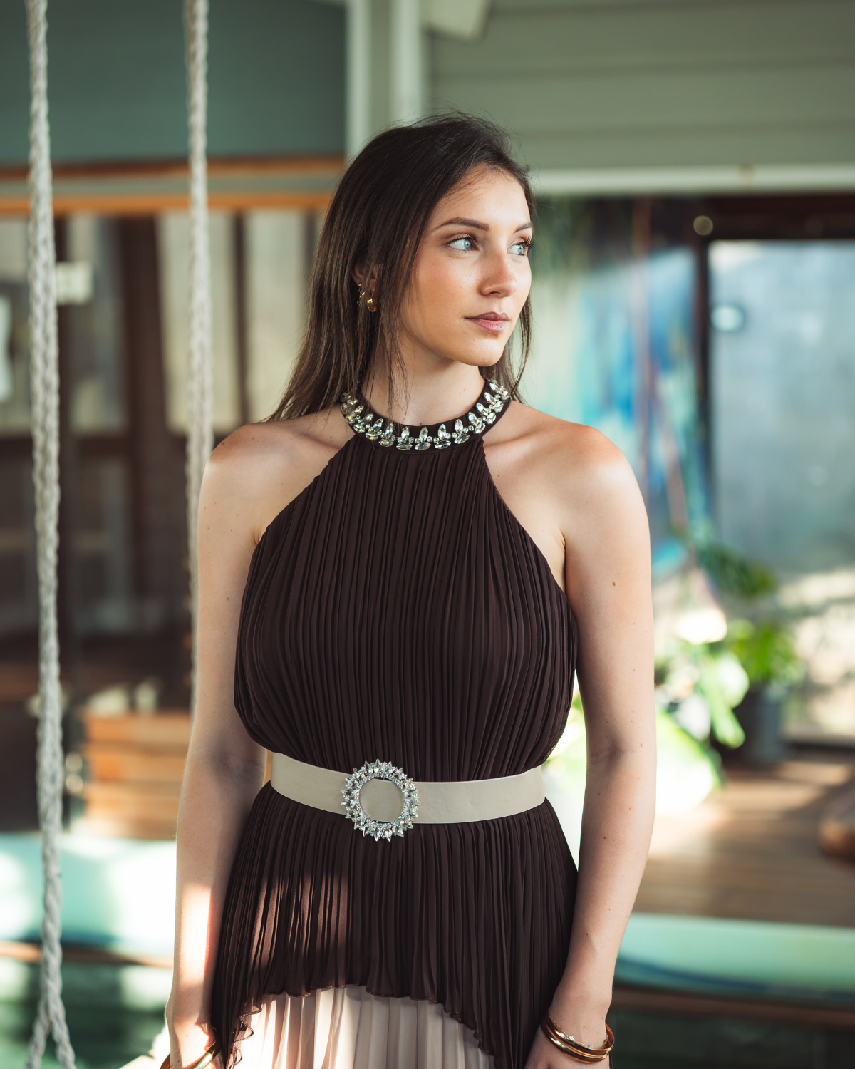 Robe longue plissée bicolore chocolat et taupe clair avec col bijou et ceinture strass