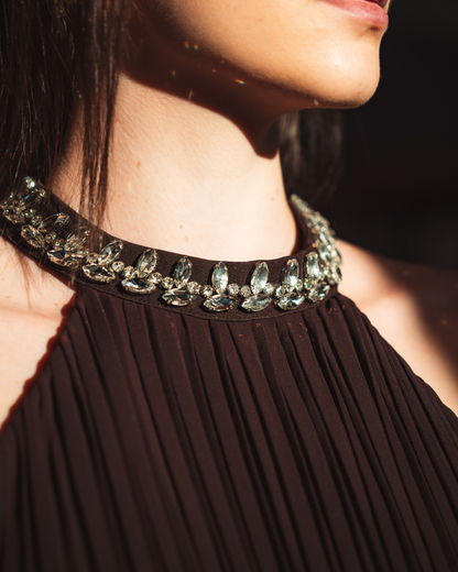 Robe longue plissée bicolore chocolat et taupe clair avec col bijou et ceinture strass