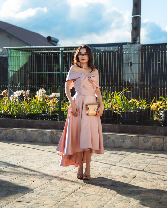 Robe de cérémonie rose poudré satinée à épaules dénudées et jupe asymétrique