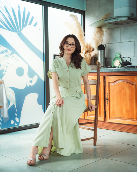 Robe longue vert amande style saharienne boutonnée avec ceinture croisée