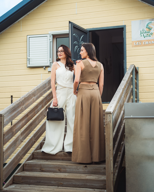 Ensemble blanc cassé top croisé boutonné et pantalon large à pinces