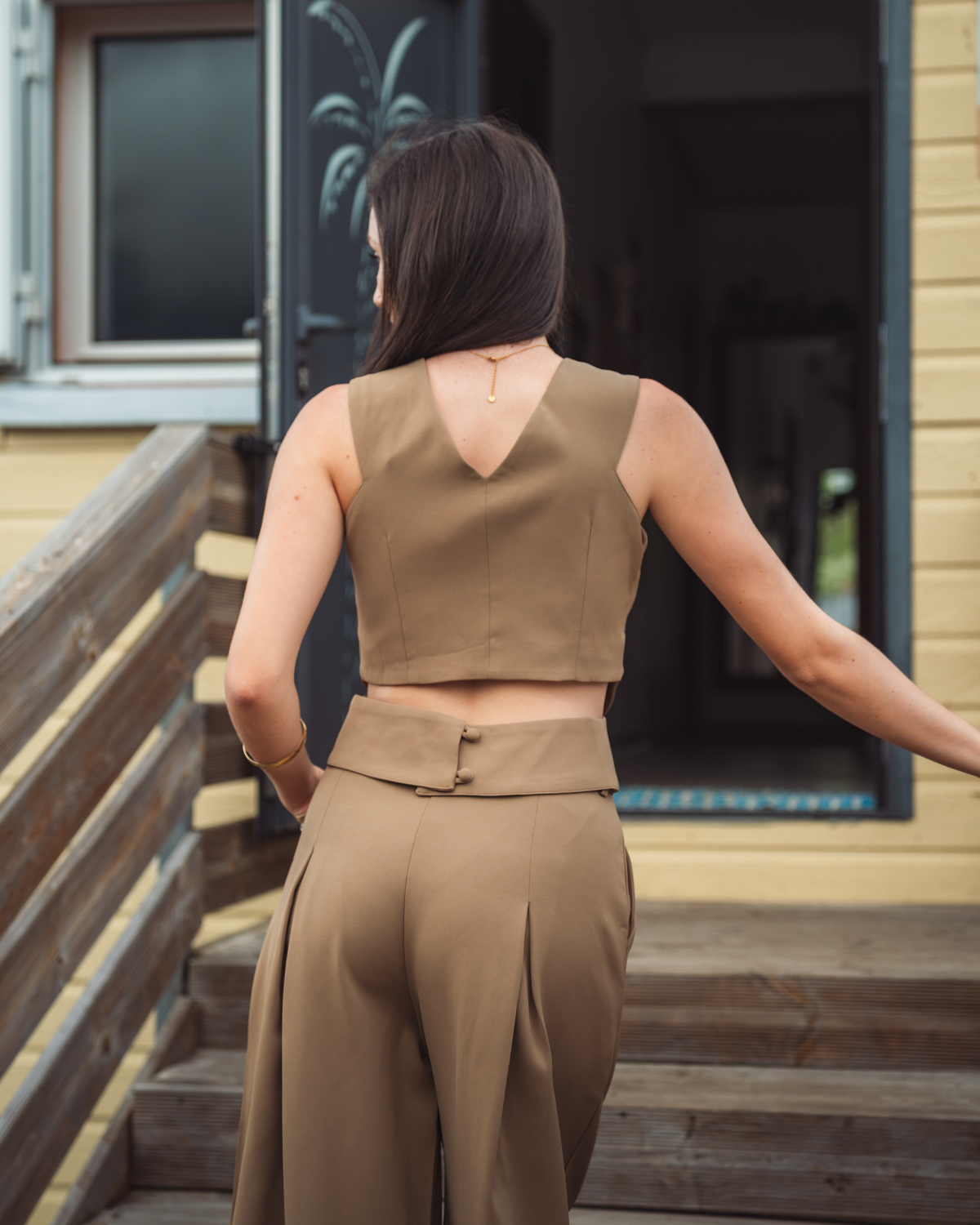 Ensemble blanc cassé top croisé boutonné et pantalon large à pinces