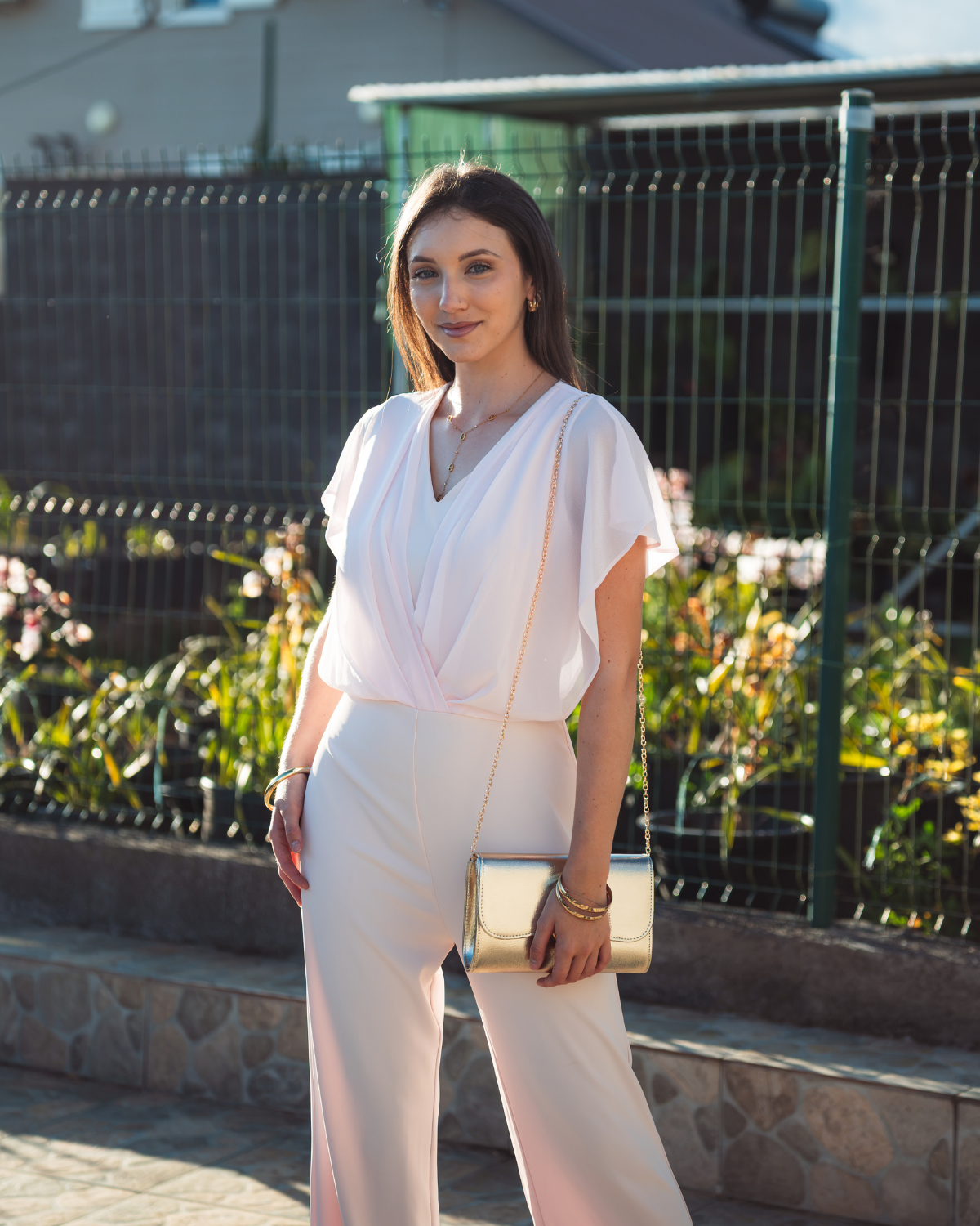 Combinaison pantalon rose poudré à haut cache-cœur voilé et jambes larges