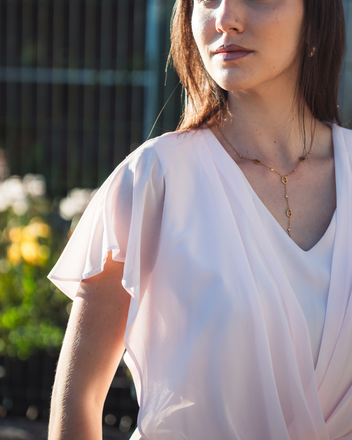 Combinaison pantalon rose poudré à haut cache-cœur voilé et jambes larges