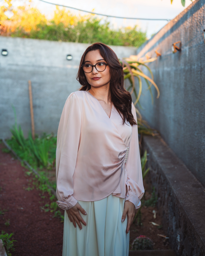 Blouse cache-cœur satinée rose poudré à boutons perles et manches longues