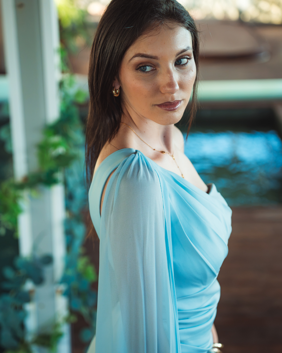 Robe longue bleu ciel asymétrique drapée avec cape en voile et fente