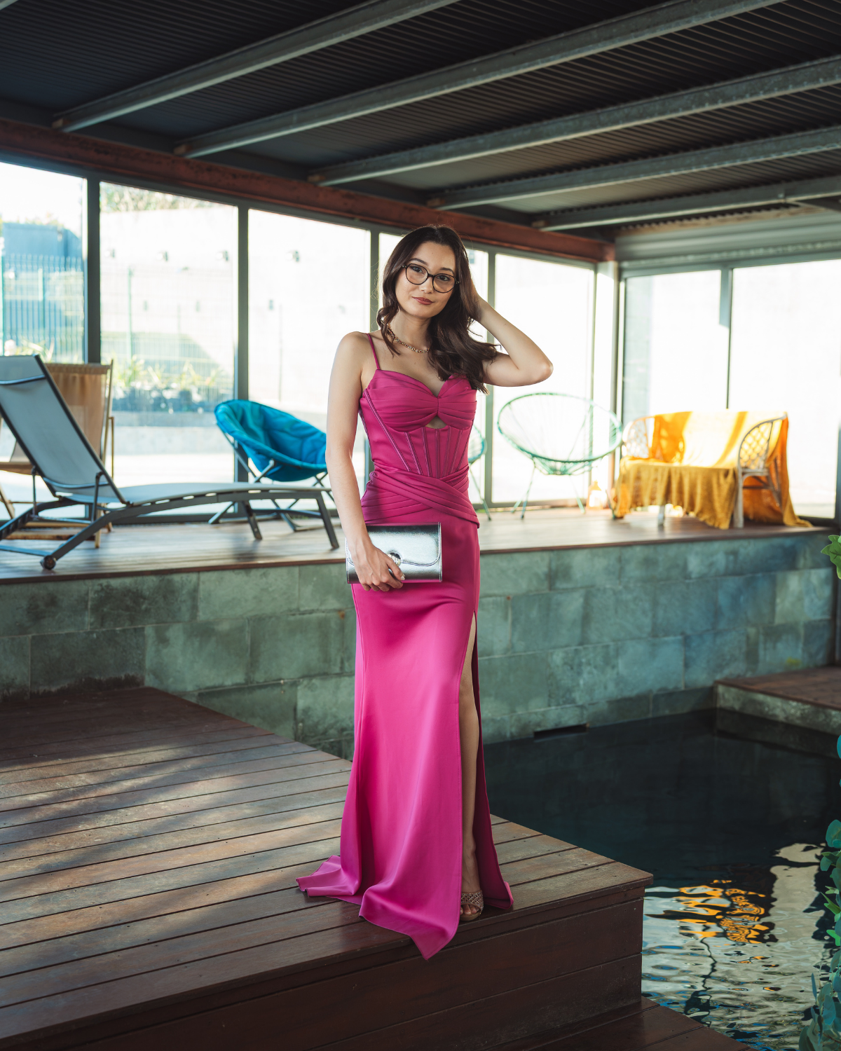 Robe longue fuchsia style corset satinée avec fente et petite traîne