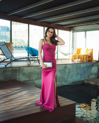 Robe longue fuchsia style corset satinée avec fente et petite traîne