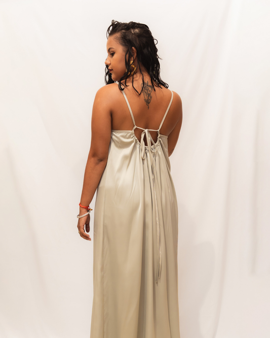 Robe longue sans manche effet satiné
