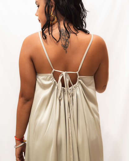 Robe longue sans manche effet satiné