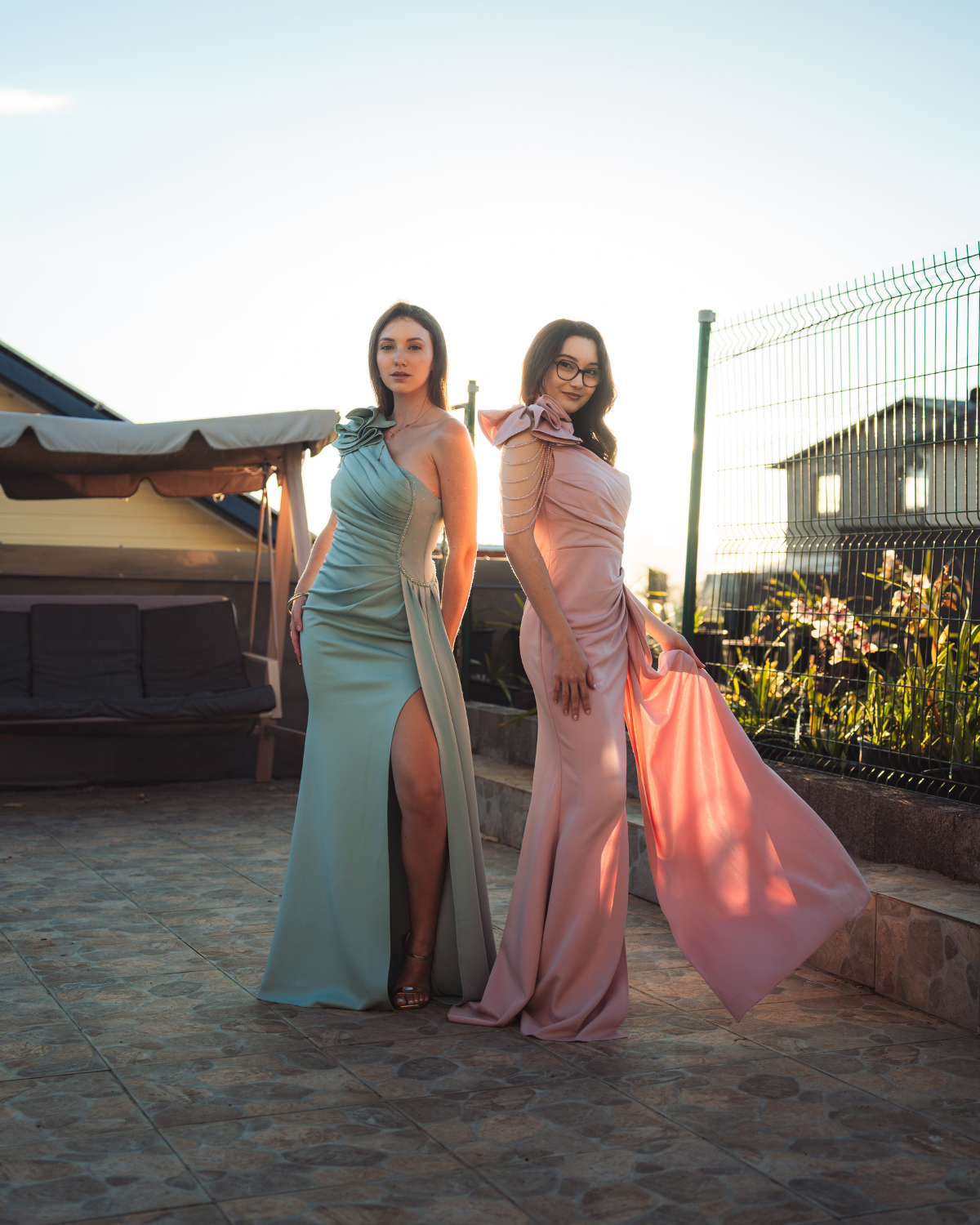 Robe longue  asymétrique drapée avec fleur et fente
