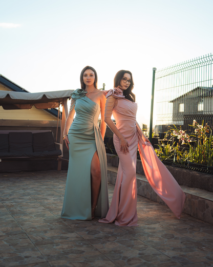 Robe longue  asymétrique drapée avec fleur et fente