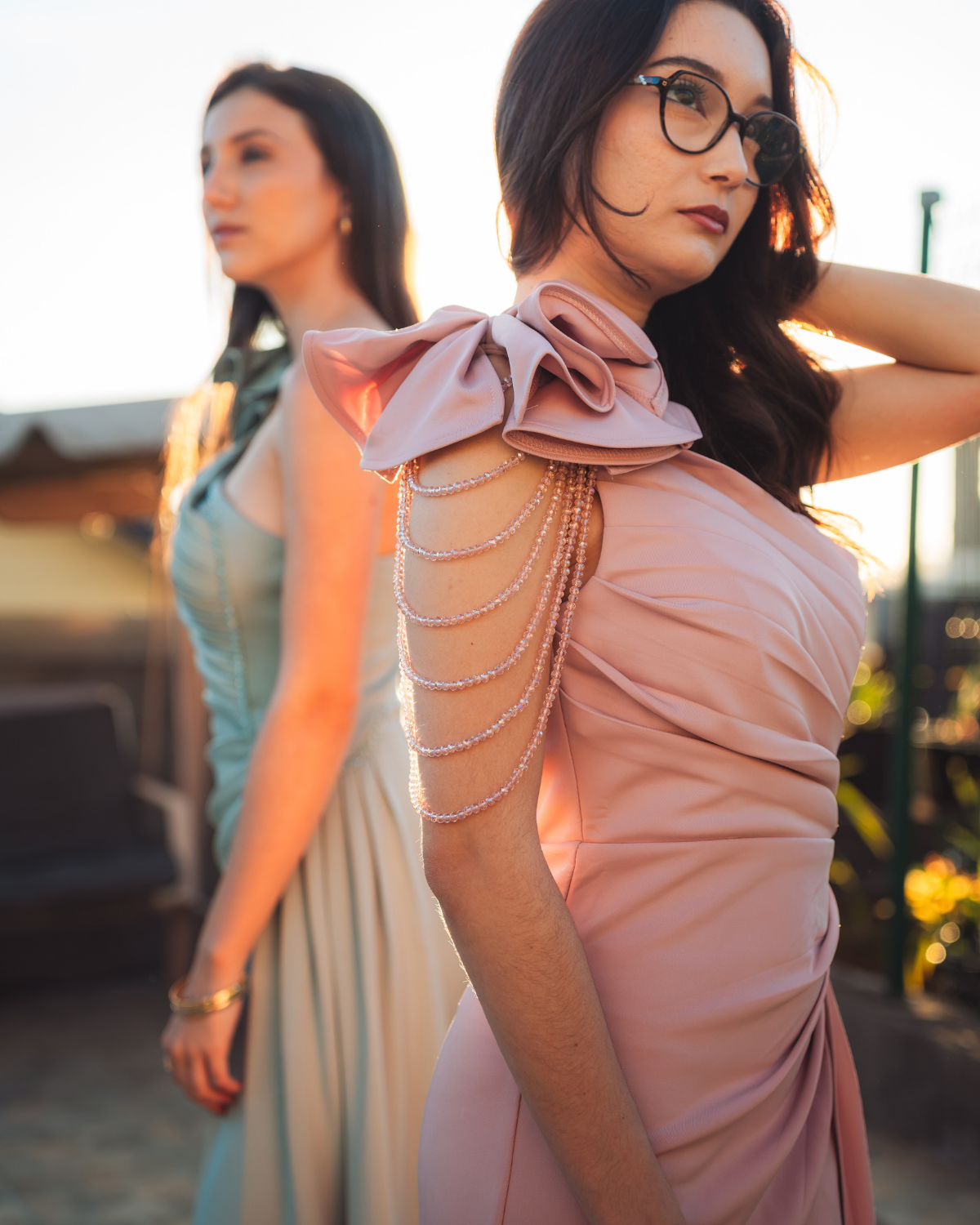 Robe longue  asymétrique drapée avec fleur et fente