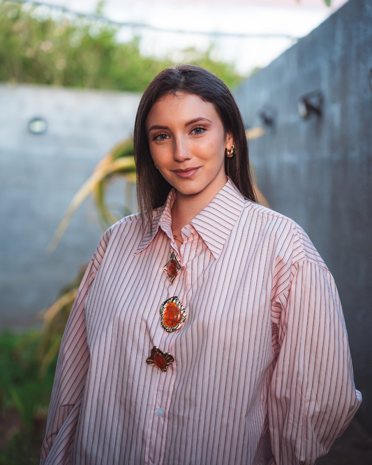 Chemisier rayé rose à boutons bijoux orange
