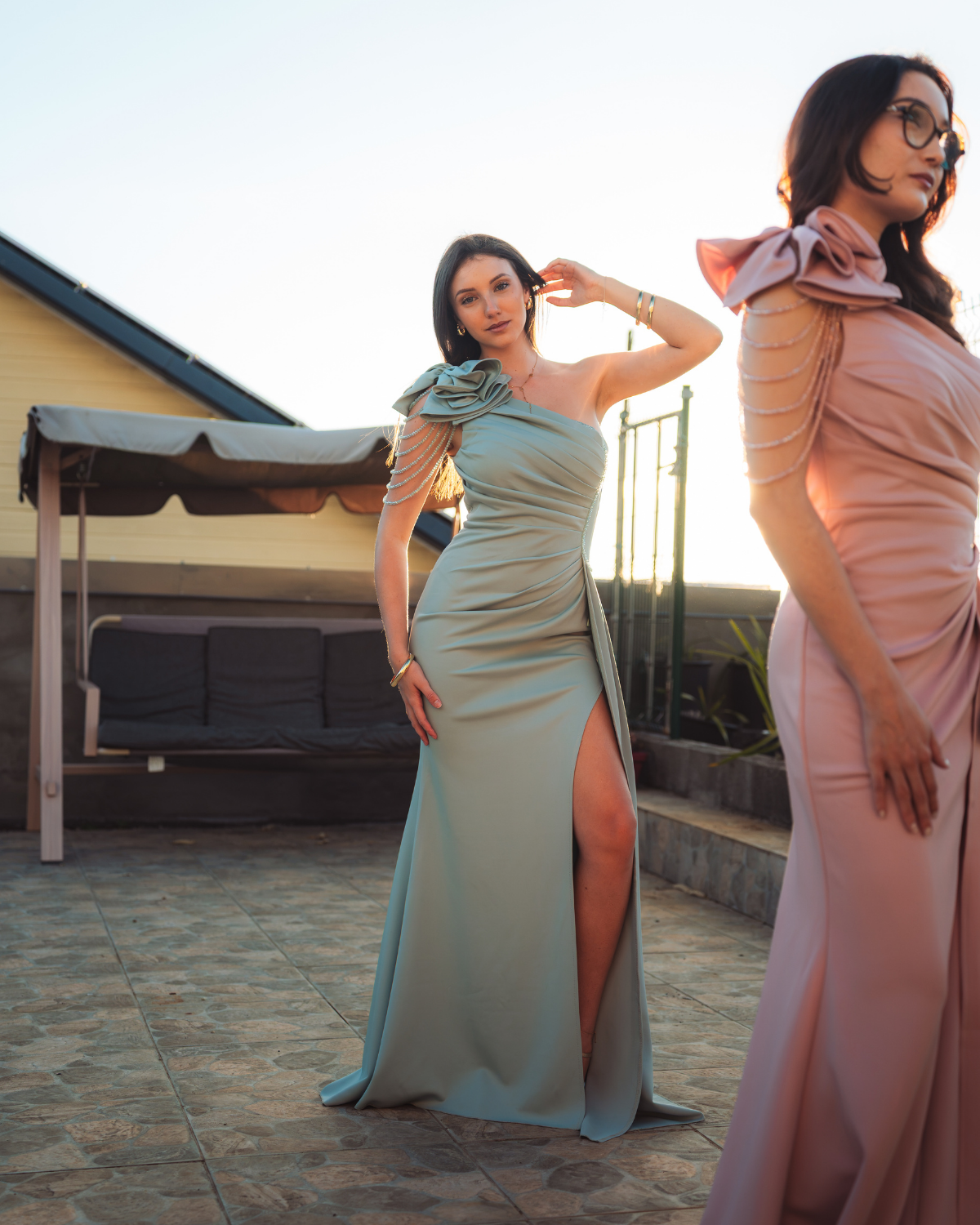 Robe longue  asymétrique drapée avec fleur et fente