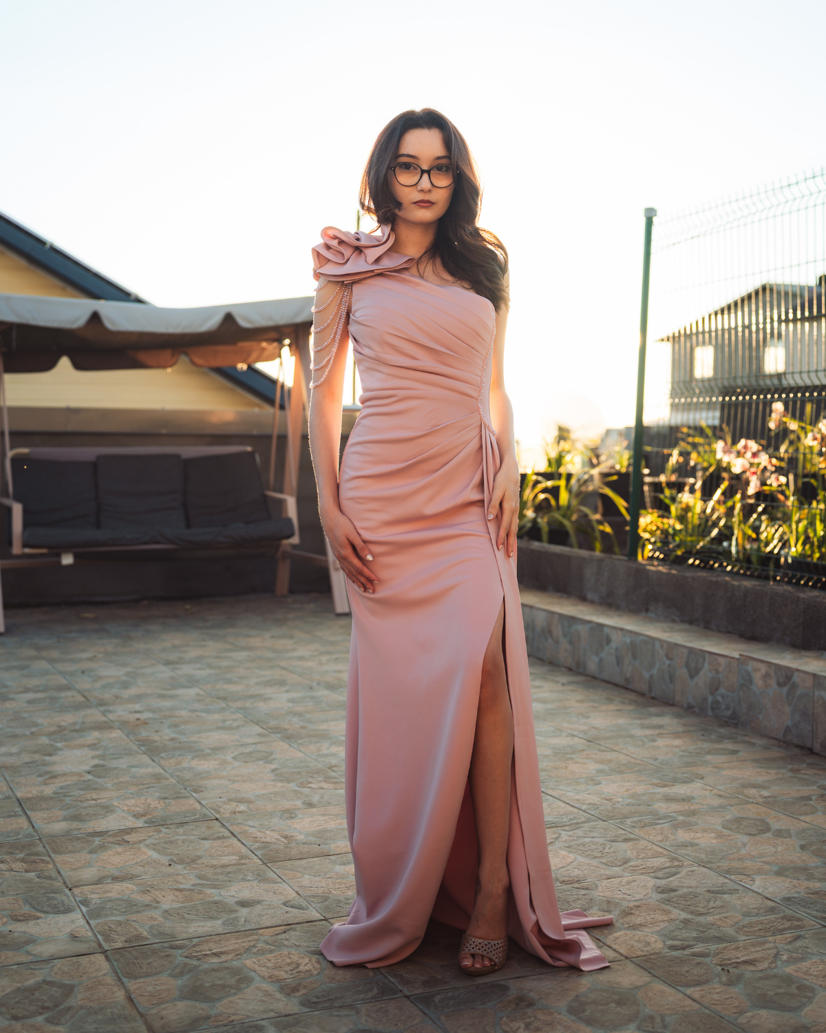Robe longue  asymétrique drapée avec fleur et fente