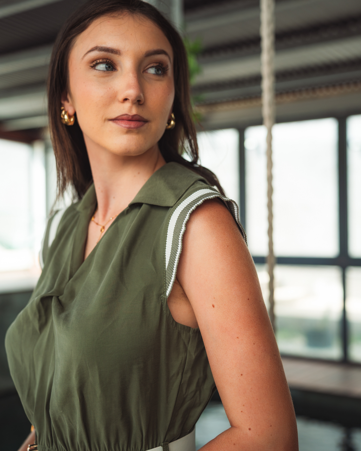 Robe mi-longue  col polo avec ceinture blanche et fente latérale