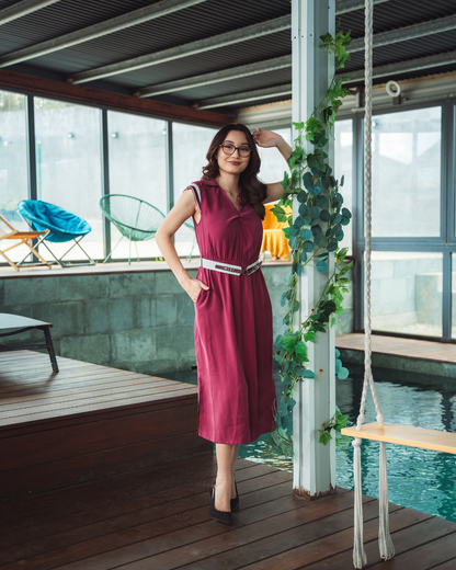 Robe mi-longue  col polo avec ceinture blanche et fente latérale