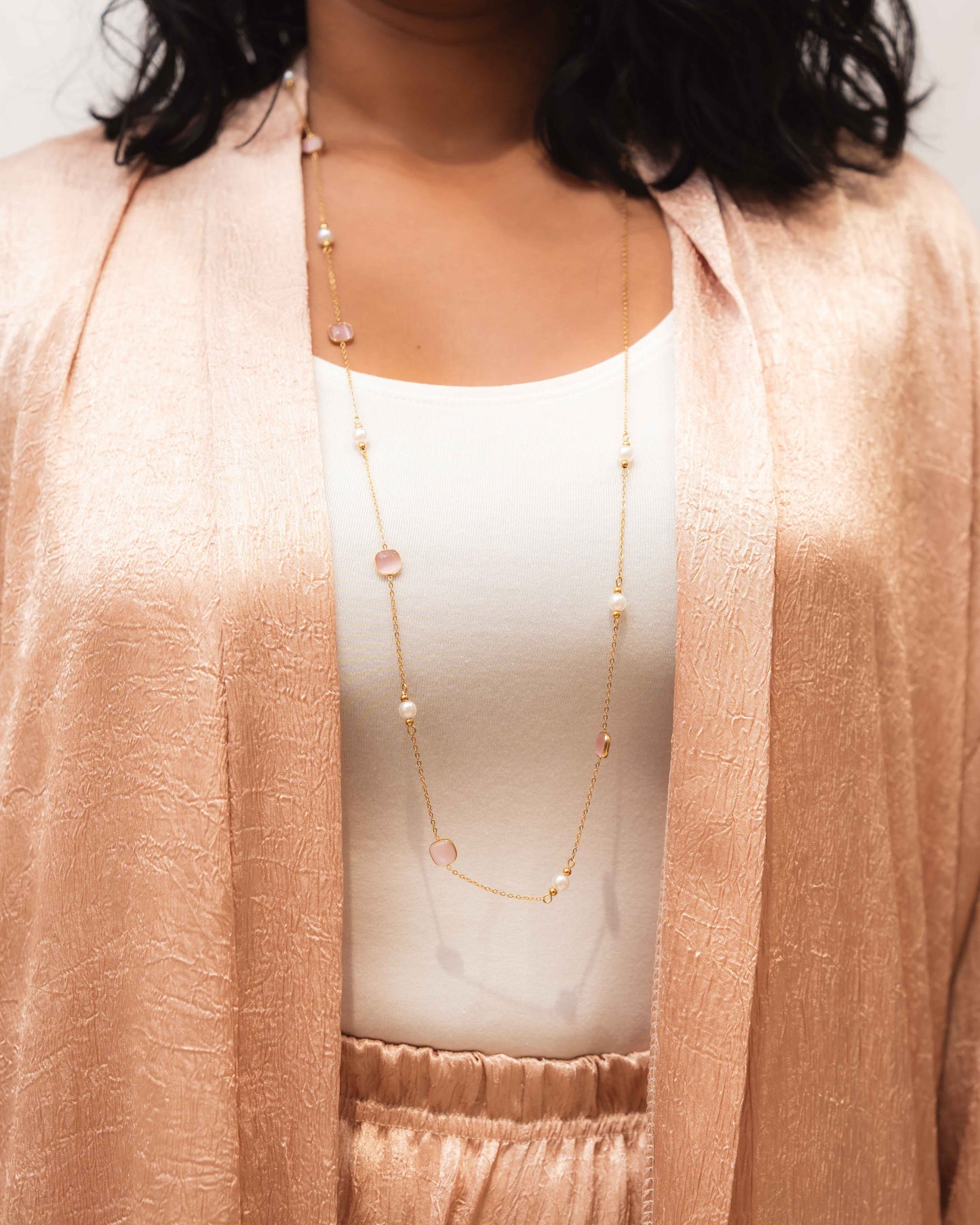 Collier Éclat Rosé – Perles & Quartz sur Chaîne Dorée