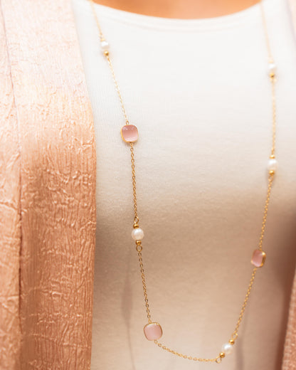 Collier Éclat Rosé – Perles & Quartz sur Chaîne Dorée