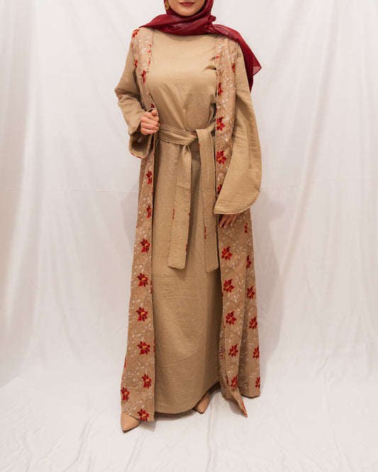 Femme portant une robe : robe longue avec kimono