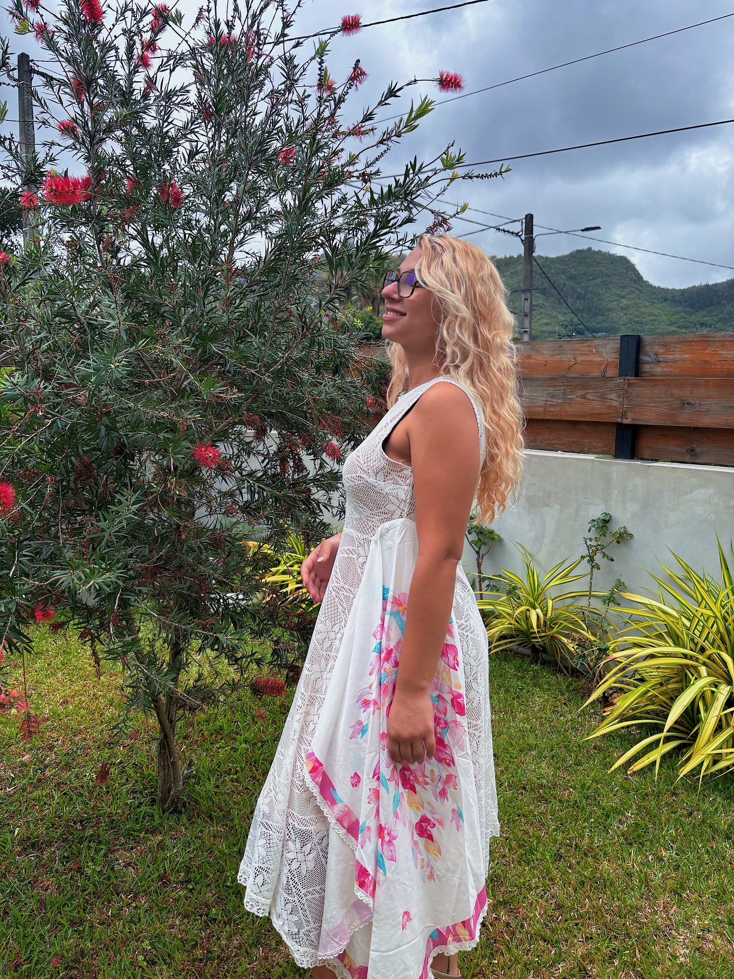 Robe en Dentelle Blanche avec Détail Floral Asymétrique