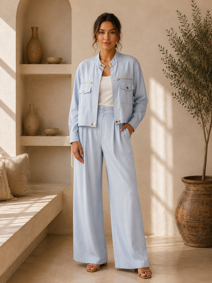 Ensemble Veste & Pantalon  Bleu Ciel – Boutons & Zips Dorés